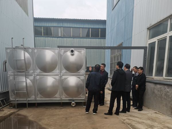 濟(jì)寧職業(yè)技術(shù)學(xué)院機(jī)電工程系教師及校領(lǐng)導(dǎo)，協(xié)同鎮(zhèn)領(lǐng)導(dǎo)來(lái)廠(chǎng)考察合作